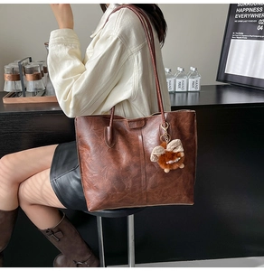 Grand sac cabas marron avec texture froissée rétro et charm monstre en peluche