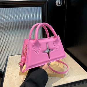 Borsa a trapezio in pelle rosa opaca con stella argentata e tracolla rimovibile