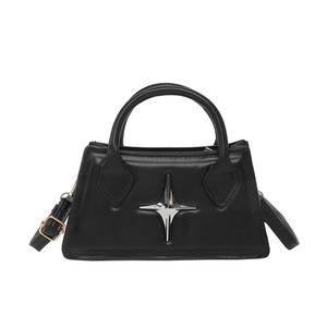 Borsa a mano minimalista in pelle nera con stella argentata e tracolla regolabile