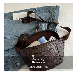 Détail du sac banane tressé en cuir PU marron foncé montrant sa grande capacité de rangement