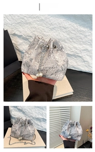 Détail du sac seau en jacquard argenté avec chaîne en métal et cordon perlé élégant