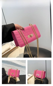 Détail de la texture crocodile rose fuchsia sur le petit sac carré à chaîne