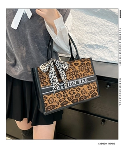 Détail du sac cabas imprimé léopard avec texte mode et accessoire en foulard de soie