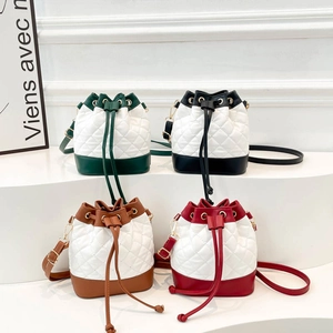 Quilted bucket handbags in white leather with four colorful trims and gold hardware