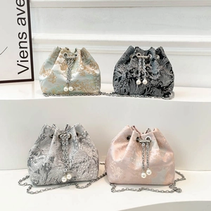 Sacs seaux en jacquard avec bandoulière chaîne et glands perles en quatre couleurs