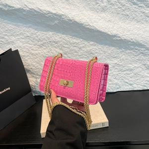 Sac bandoulière rose brillant effet crocodile avec chaîne dorée et fermoir rotatif