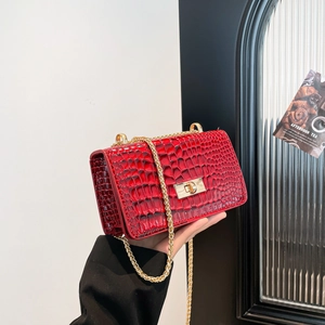 Sac bandoulière rouge en cuir motif crocodile avec chaîne dorée et fermoir chic