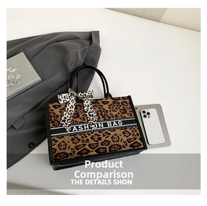 Détail du sac cabas léopard avec ruban noir et décoration élégante de foulard