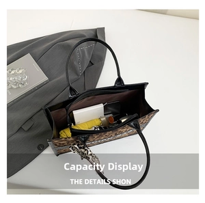 Intérieur spacieux du sac cabas léopard avec capacité de rangement pour vos essentiels