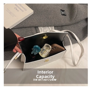 Innenraum-Detail der weißen geprägten Tasche mit Platz für Handy und Parfüm