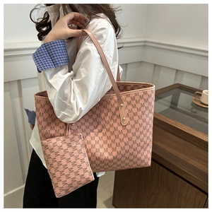 Pink tote bag set with M-pattern print showing side view and large capacity detail