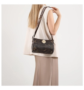 Détail d'un sac cylindrique vintage imprimé avec large bandoulière ajustable à logo