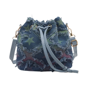 Sac seau en denim avec motifs d'étoiles effilochés et bandoulière en cuir