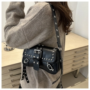 Détail du sac à bandoulière punk noir avec clous argentés et boucle métallique Y2K