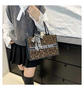 Détail du sac cabas léopard avec ruban texte fashion et foulard décoratif en soie