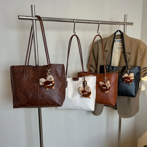 Sacs cabas rétro en similicuir en quatre couleurs avec breloques en peluche pour femmes
