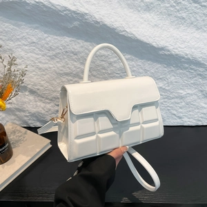 Minimalistische witte crossbodytas met 3D ruitpatroon en gouden metalen gespen