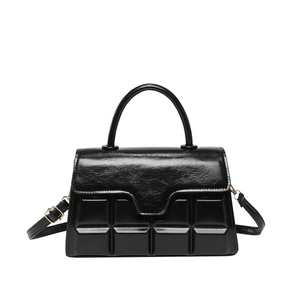 Borsa a mano in pelle nera lucida con goffratura geometrica e manico superiore