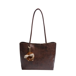 Grand sac cabas marron rétro en cuir ciré avec pendentif abeille et bretelles d'épaule