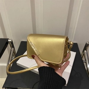 Mini borsa a tracolla dorata minimalista con patta irregolare e finiture in metallo