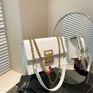 Sac à bandoulière blanc chic avec chaîne dorée et fermoir métallique rectangulaire