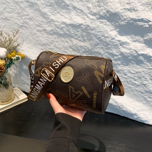 Sac cylindre vintage en cuir marron avec imprimé lettre tendance et large bandoulière