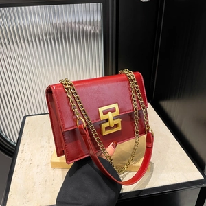 Sac à bandoulière en cuir rouge rétro avec chaîne dorée et boucle géométrique