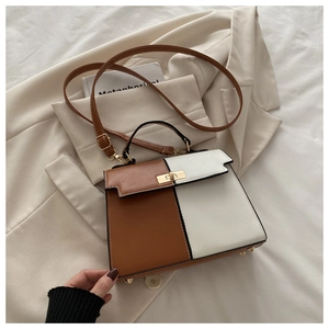 Détail de la couture contrastée chic, du fermoir tournant en métal et du cuir du sac à main