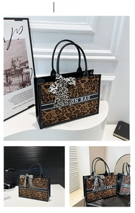 Détail du sac cabas léopard avec broderie contrastée et nœud décoratif en foulard de soie