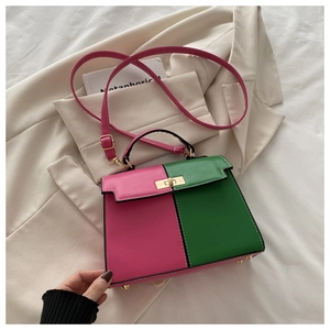 Gros plan détaillé du sac Kelly bicolore rose et vert avec fermoir tournant doré et clous