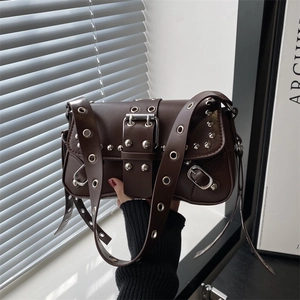 Sac à bandoulière marron foncé avec rivets argentés et boucle de ceinture