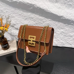 Sac à bandoulière marron brillant rétro avec boucle dorée et chaîne en métal