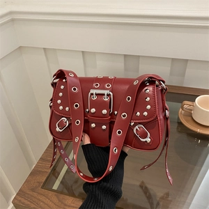 Sac bandoulière punk rouge foncé avec œillets et rivets argentés au style motard