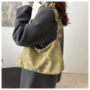 Détail du sac hobo avec motif marbre vert doré clair et bandoulière à volants