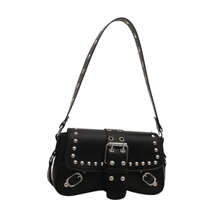 Sac à bandoulière noir à rivets avec clous argentés et boucle dans un style punk rétro