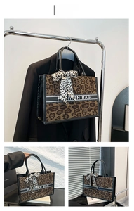 Détail du sac cabas léopard kaki avec ruban tendance et poignée noire robuste