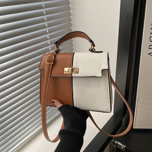 Sac à main bicolore rétro en cuir avec fermoir doré et bandoulière réglable