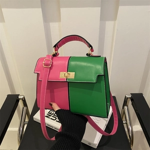 Sac Kelly bicolore rose et vert avec fermoir doré sur un fond intérieur élégant