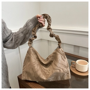 Dettaglio della borsa sottobraccio marmorizzata marrone con manico a scrunchie e zip