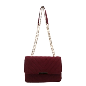 Sac bandoulière en velours matelassé bordeaux avec chaîne dorée et fermoir vintage
