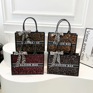 Sac fourre-tout tendance imprimé léopard avec nœud en soie et poignée en quatre couleurs
