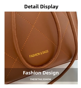 Gros plan détaillé du sac fourre-tout en cuir matelassé marron avec logo doré élégant