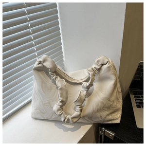 Détail du sac cabas blanc cassé à motif marbré avec poignées nuages froncées