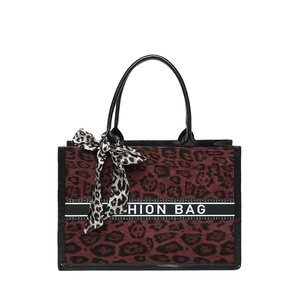 Sac fourre-tout à imprimé léopard avec anses en cuir noir et détail de foulard en soie