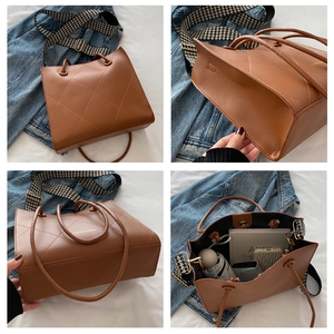 Sac fourre-tout matelassé marron montrant l'espace intérieur et bandoulière pied-de-poule
