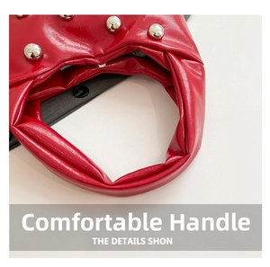 Détail du sac croissant rouge avec rivets argentés et poignée plissée