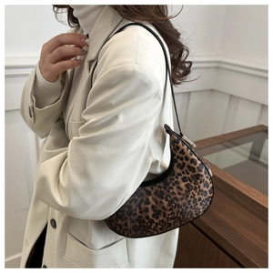 Détail du sac croissant à imprimé léopard avec texture peluche et finitions dorées