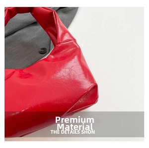 Gros plan sur le sac rouge montrant la texture plissée brillante en cuir synthétique