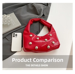 Détails du sac croissant en cuir verni rouge avec clous argentés et design plissé