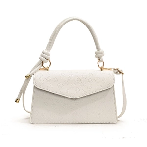 Weiße quadratische Schultertasche mit Vintage-Blumenprägung und goldenen Metallteilen